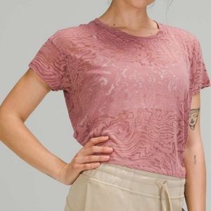 Lululemon Cates Tee Veil. Cropped. Spiced Chai. Size 6. Style Number: W3ERNS.
